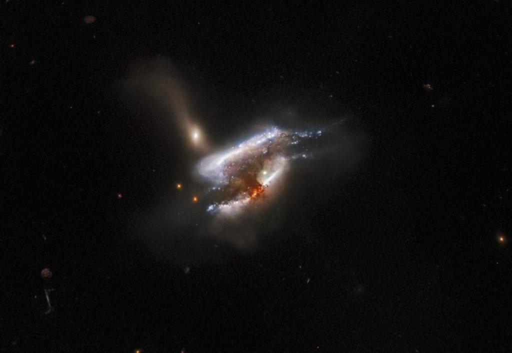 Three galaxies tear each other apart in this stunning new Hubble Telescope image