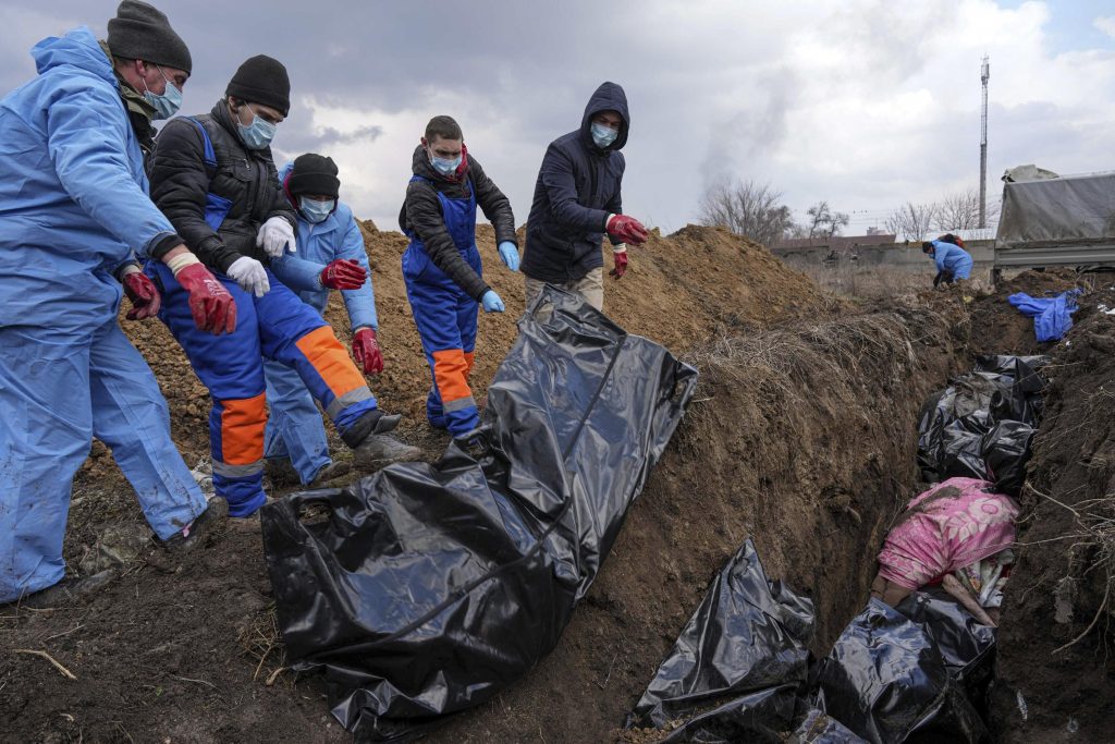 The besieged Ukrainian city of Mariupol buries the dead in a mass grave