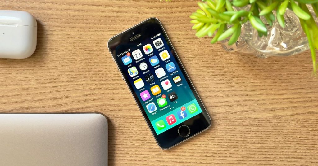 The first-generation iPhone SE still runs the latest iOS — and that's fine