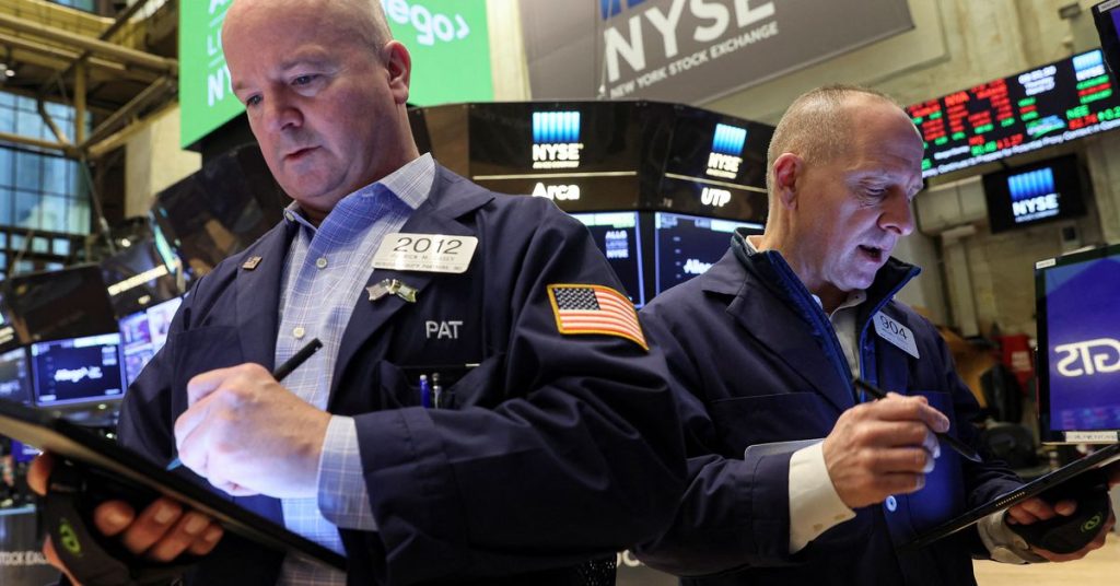 Wall Street closes higher as concerns about default by the Federal Reserve and Russia recede