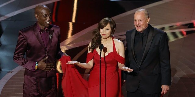 Wesley Snipes, Rosie Perez, and Woody Harrelson came together to present the award for Best Cinematography at the 94th Academy Awards.