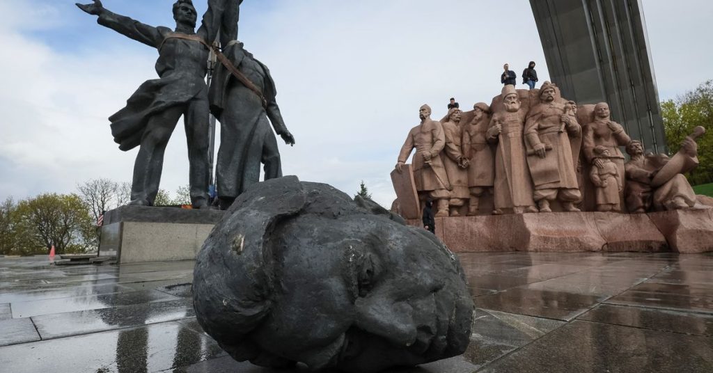Kyiv demolishes a Soviet-era monument symbolizing Russian-Ukrainian friendship