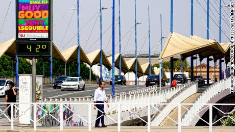 The city thermometer on the Puente del Cachorro bridge reads 42 degrees in Seville.