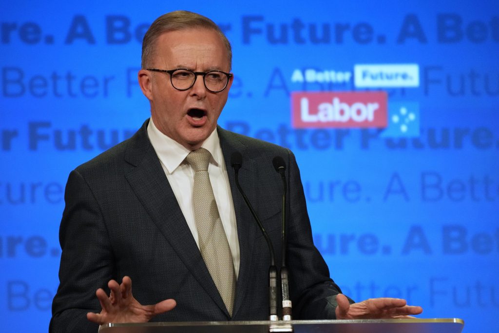 Australian Labor Party ousts the Conservatives;  PM faces early tests
