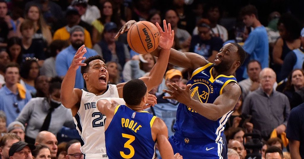 The warriors overcame the expulsion, and scored a massive victory in the first game over the Grizzlies