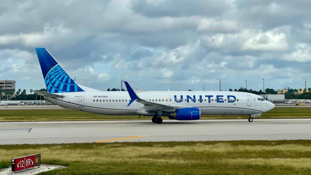 United Airlines passenger jumps out of a Boeing 737