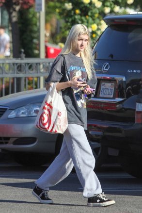 LOS ANGELES, CA - *EXCLUSIVE* - Denise Richards and Charlie Sheen's daughter Sammy Sheen did their Target shopping with their new blonde hair in Los Angeles.  Pictured: Sami Sheen BACKGRID USA 22 March 2022 USA: +1 310798 9111 / usasales@backgrid.com UK: +44208344 2007 / uksales@backgrid.com *UK Customers - Images containing children, please select a face before posting*