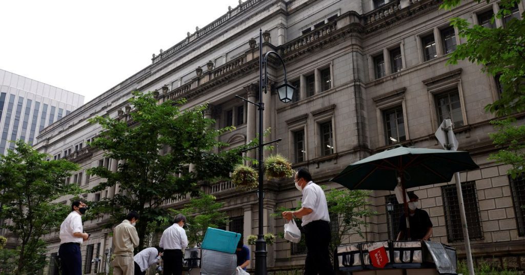 Bank of Japan keeps rates very low, warns of sharp declines in Japanese yen