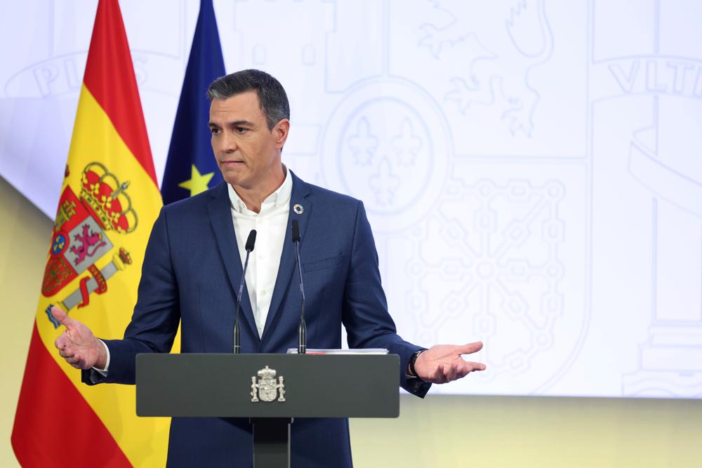 Spanish Prime Minister Sanchez proposes ditching the tie to save energy