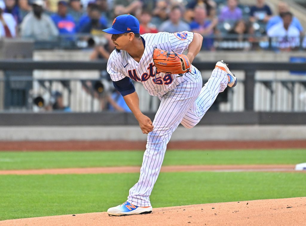Carlos Carrasco plays Thursday during the Mets' victory over the Braves.