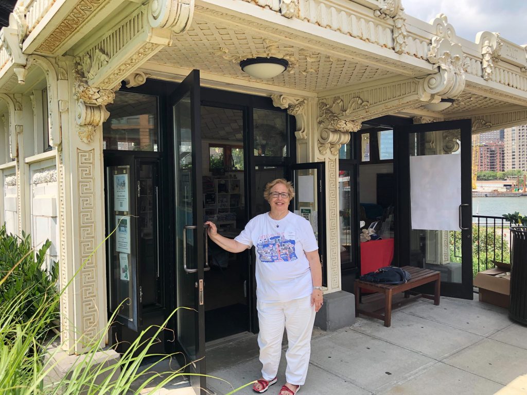 Roosevelt Island Historical Society President Judy Purdy wants a nearby vending cart to move so that a long-running kiosk on Roosevelt Island can do good business.