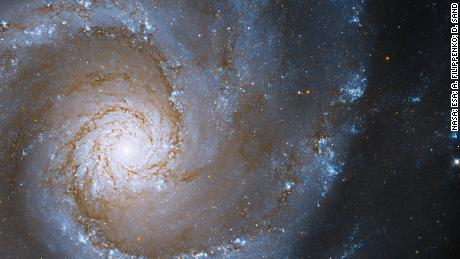 Hubble spies the heart of a large spiral galaxy designed