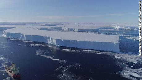 The US Antarctic Program research vessel Nathaniel B Palmer operates near the eastern ice shelf at Thwaites in 2019.