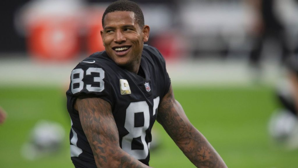 Las Vegas Raiders TE Darren Waller signs up with new agents in search of a new contract