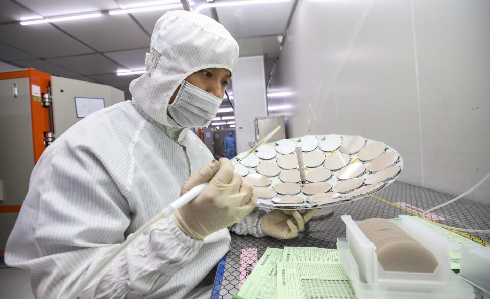 HUAI & # 39;  AN, China - Sep 27: An employee works in a semiconductor wafer production line at Jiangsu Azure Corporation Cuoda Group Co., Ltd.'s factory.  Ltd.  On September 27, 2022 in Huai & # 39;  Jiangsu Province, China.  (VCG/VCG Photography via Getty Images)