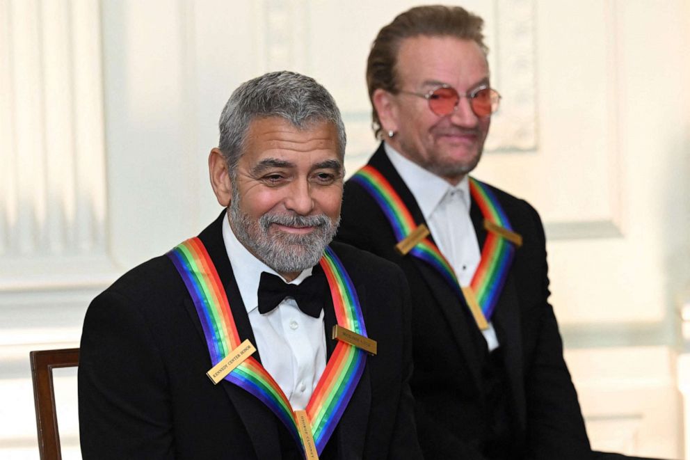 Photo: Kennedy Center Honors US actor George Clooney and U2's Bono attend a reception for Kennedy Center honorees in the East Room of the White House, December 4, 2022, in Washington.