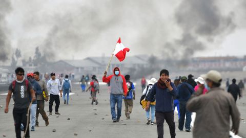 Protesters at Alfredo Rodriguez Ballón International Airport in Arequipa on Monday.